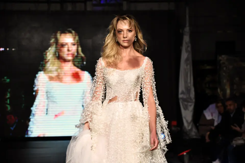 Şebnem Schaefer مدل معروف شبنم شفر با لباس عروس پاره نه به خشونت علیه زنان